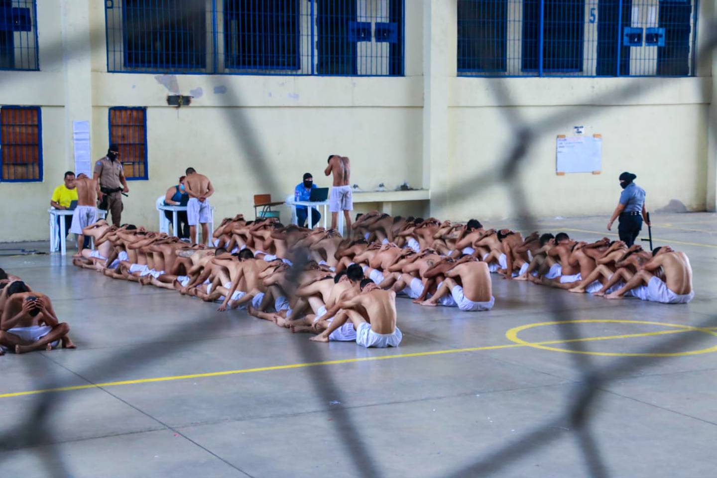 Reclusos en centro penal de El Salvador. Foto: DGCP | @OsirisLunaMeza