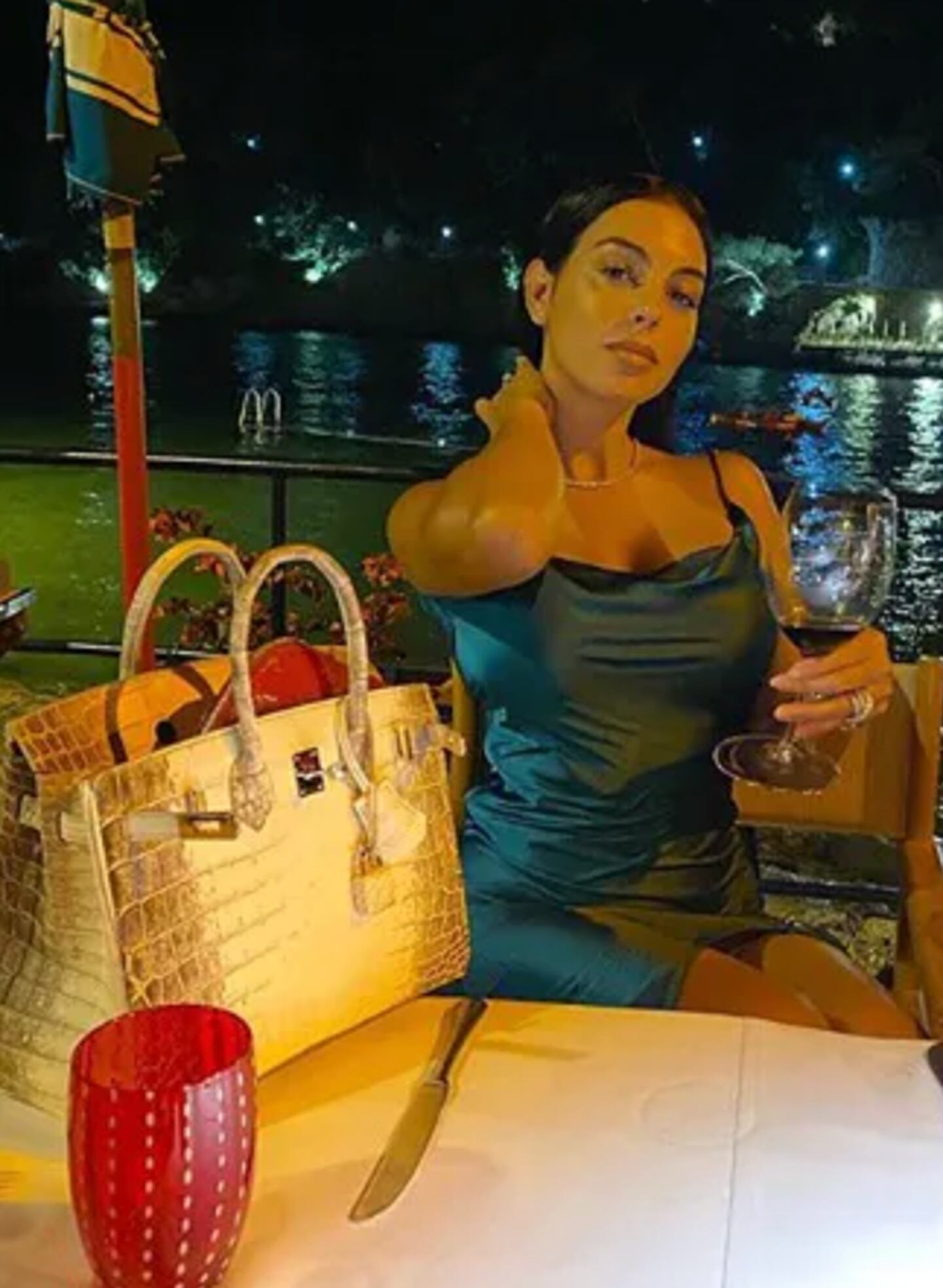 Georgina con el bolso más caro del mundo: el Hermès Birkin Himalaya, de 30 centímetros de ancho y confeccionado con la piel del exótico cocodrilo del Nilo.dfd