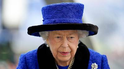 Boris Johnson pede desculpas à rainha Elizabeth por participar de festadfd