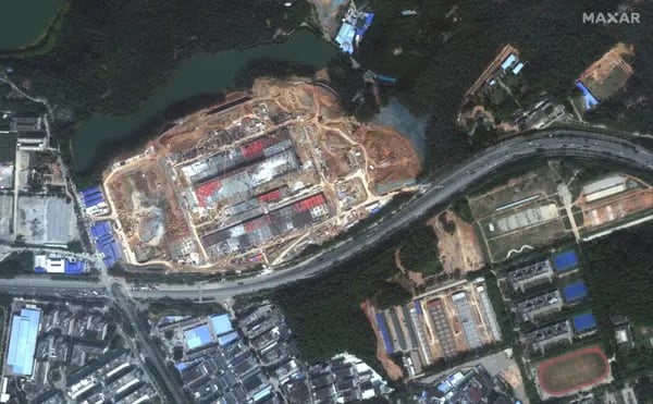 Imagen de satélite de la planta de fabricación de chips Pengxinwei IC Manufacturing tomada en marzo que muestra el progreso de la construcción.