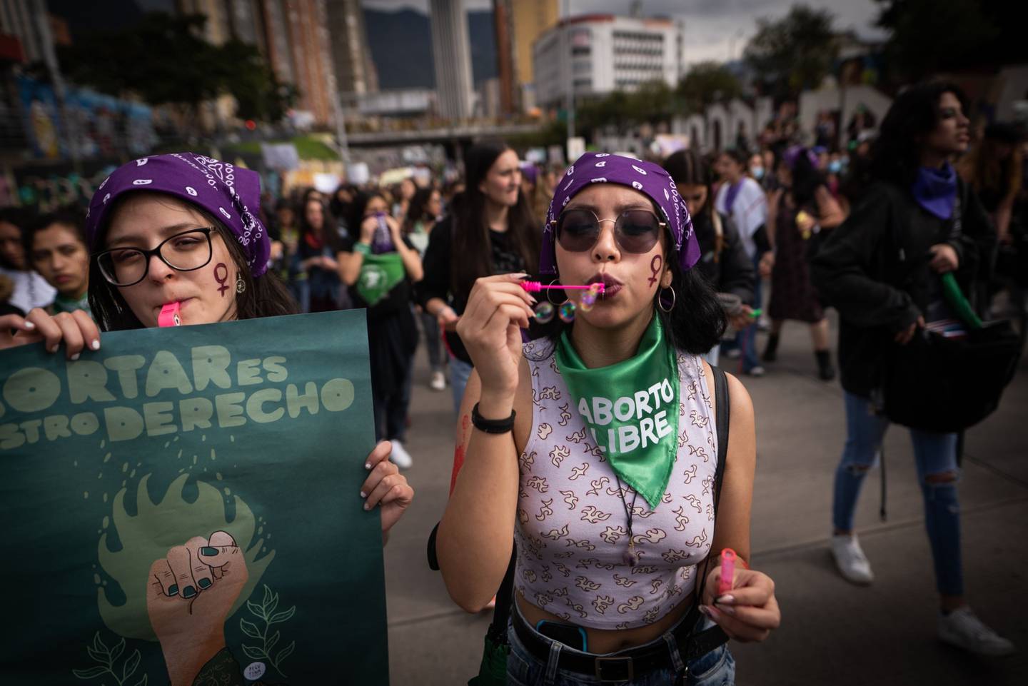 Manifestantes durante una marcha por el Día Internacional de la Mujer en Bogotá, Colombia, el martes 8 de marzo de 2022.