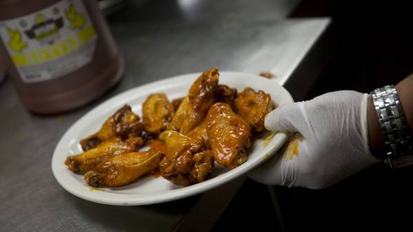 Crisis de alitas de pollo causa apuros a restaurantes de EE.UU. antes del Super Bowldfd
