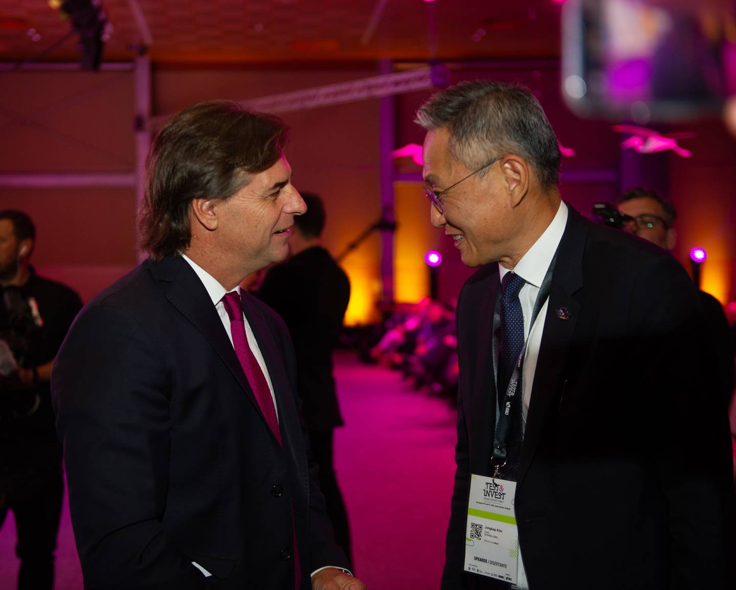 El presidente uruguayo Luis Lacalle Pou junto a JongKap Kim, director ejecutivo de la aceleradora coreana Born2Global, este jueves en Punta del Este. Fotografía: Presidencia de la República.
