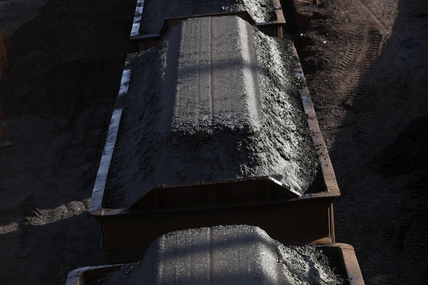 Mineral de hierro triturado se transporta en vagones de ferrocarril en la mina Brucutu de Vale SA en Barao de Cocais, Brasil,