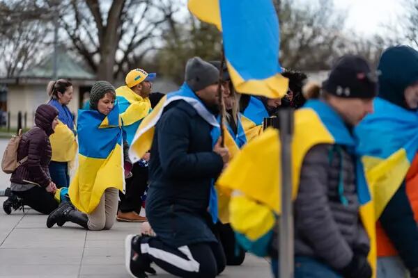 Manifestantes se arrodillan para guardar un momento de silencio durante una manifestación contra la invasión rusa de Ucrania en el National Mall de Washington, D.C., Estados Unidos, el domingo 27 de marzo de 2022.