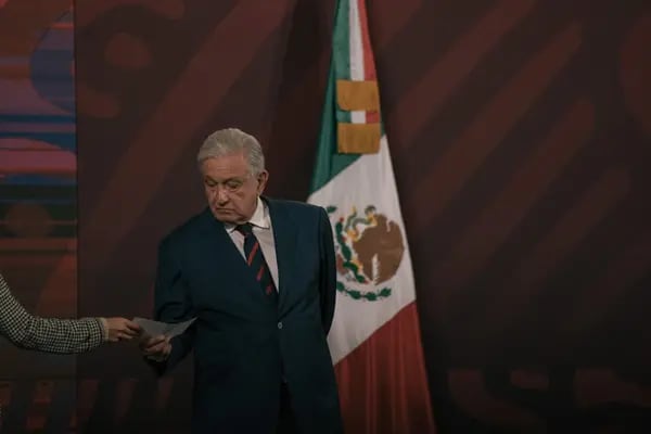 Andrés Manuel López Obrador, presidente de México, recibe una nota durante una conferencia de prensa en el Palacio Nacional de la Ciudad de México, México, el martes 30 de mayo de 202