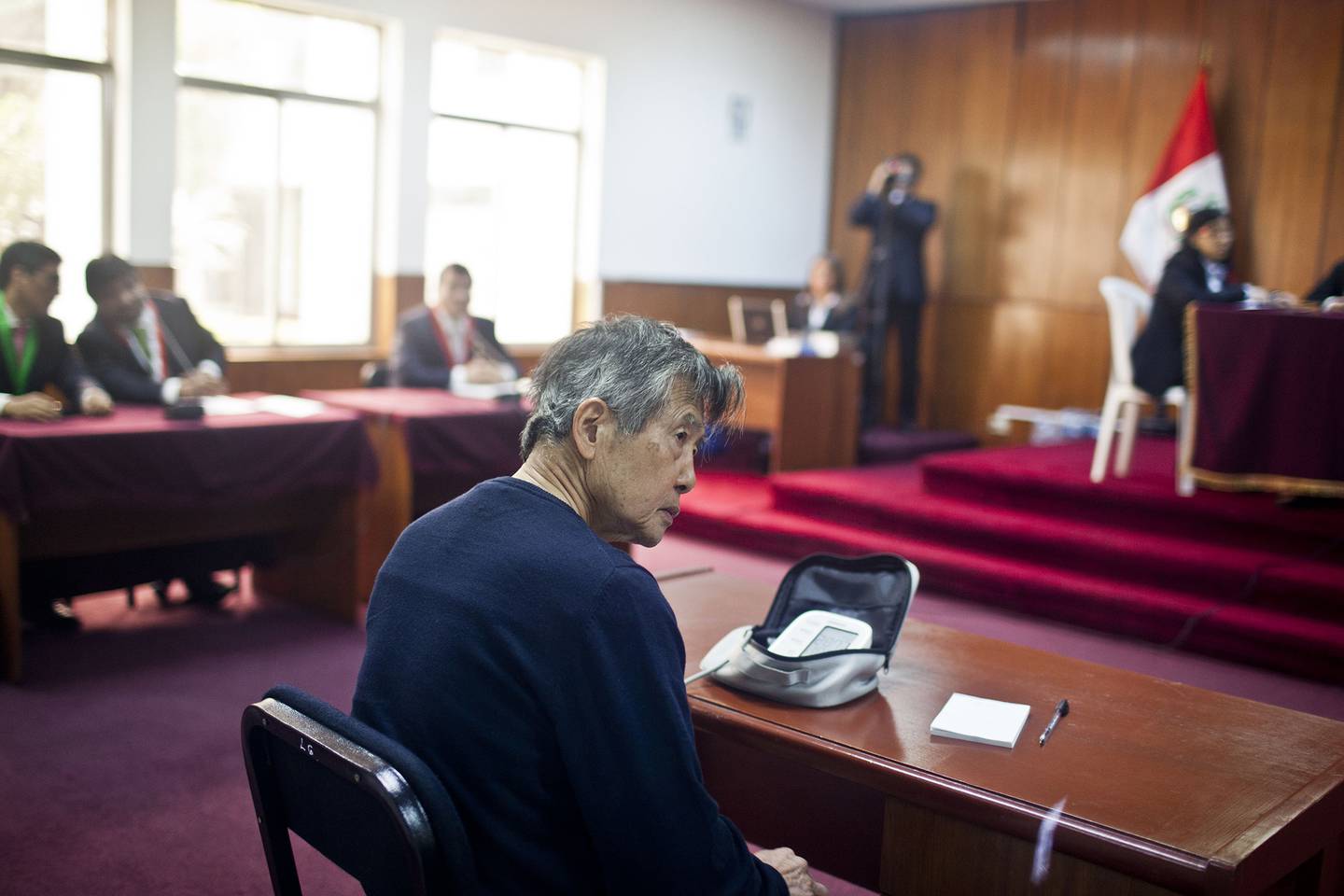 El expresidente de Perú (1990-2000) Alberto Fujimori controla su presión arterial antes de una audiencia en un tribunal de Lima, el 17 de octubre de 2013.Fotógrafo: ERNESTO BENAVIDES/AFP