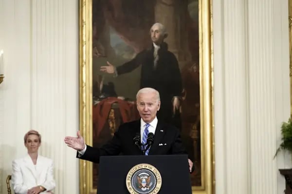 El presidente estadounidense Joe Biden habla antes de entregar la Medalla Presidencial de la Libertad durante una ceremonia en la Sala Este de la Casa Blanca en Washington, D.C., Estados Unidos, el jueves 7 de julio de 2022.  Fotógrafo: Ken Cedeno/UPI/Bloomberg