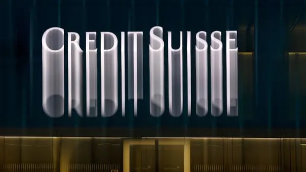 Desplome de acciones de Credit Suisse está arrastrando a las de bancos europeosdfd