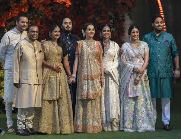 Mukesh Ambani (segundo a partir da esquerda), o homem mais rico da Ásia, ao lado da noiva de seu filho, Radhika Merchant, e de seu filho mais novo, Anant (camisa preta), além de membros da família (Foto: Anto Antony e Bhuma Shrivastava/Bloomberg)