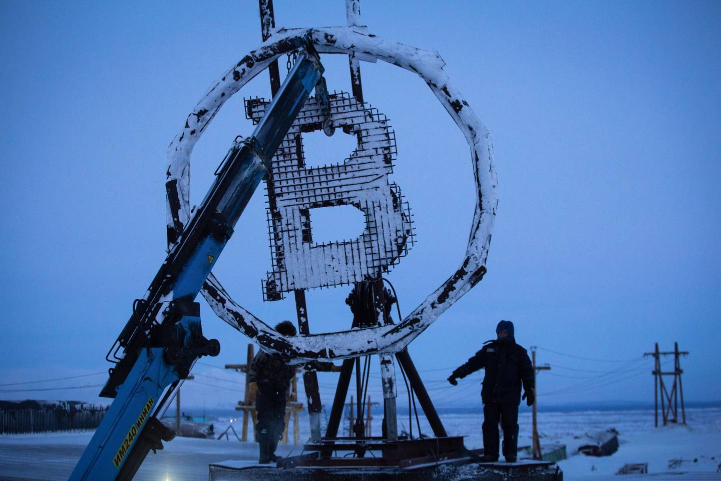 Una escultura de bitcoin en Rusia.