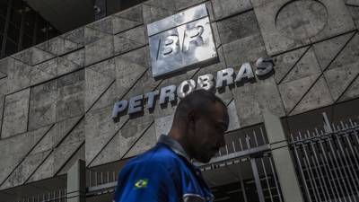 Bolsonaro despide al presidente de Petrobras tras un mes en el cargodfd