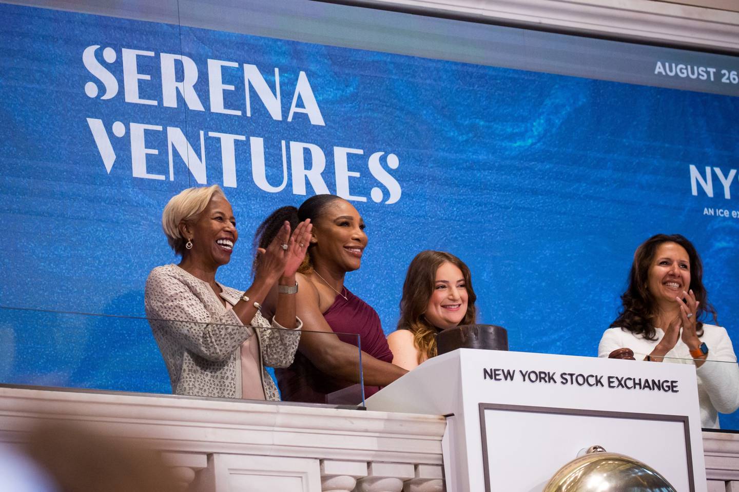 Sharon Bowen, presidenta de la Bolsa de Valores de Nueva York (NYSE), de izquierda a derecha, Serena Williams, tenista profesional y fundadora de Serena Ventures LLC, Alison Rapaport, socia gerente de Serena Ventures LLC, Lynn Martin, presidenta de la Bolsa de Valores de Nueva York (NYSE), durante el toque de la campana de apertura en el piso de la NYSE en Nueva York, Estados Unidos, el viernes 26 de agosto de 2022.