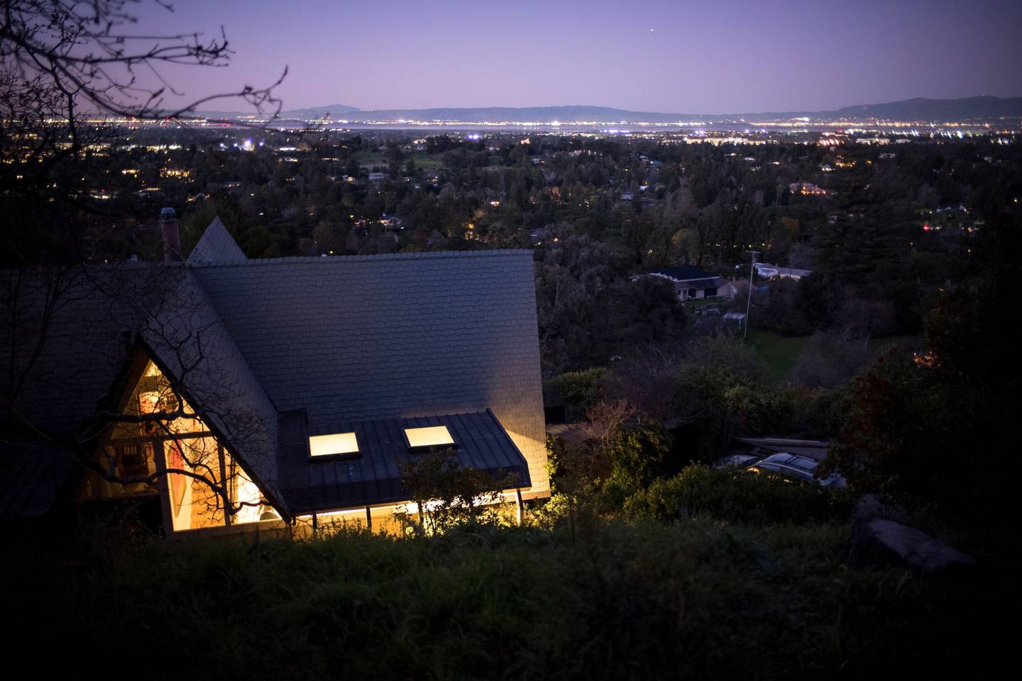 Una casa al anochecer en Los Altos Hills, California, EE.UU., el lunes 10 de febrero de 2020.