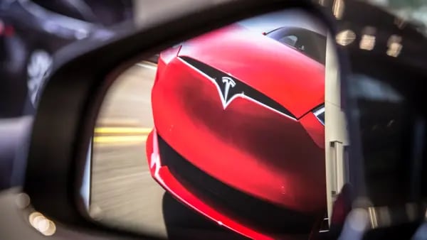 Las acciones de Tesla tienen riesgos que van más allá de Twitterdfd