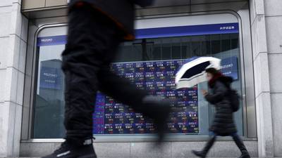 Bolsas asiáticas fluctúan mientras los futuros de EE.UU. retrocedendfd