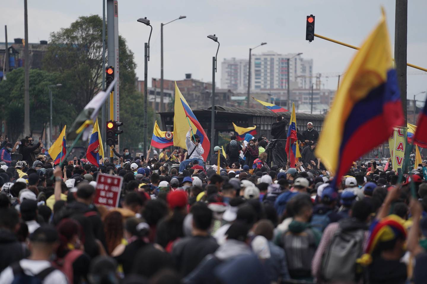 Manifestantes se reúnen durante las protestas en Bogotá, Colombia, el viernes 28 de mayo de 2021.