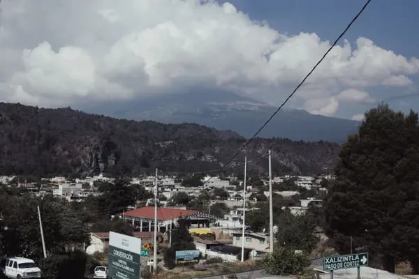 Una señal de Paso de Cortez cerca del volcán Popocatépetl en Santiago Xalitzintla, Puebla, México, jueves, el 18 de mayo de 2023. Las autoridades emitieron advertencias a los residentes ante el aumento de actividad en el Popocatépetl, uno de los volcanes más activos de México.