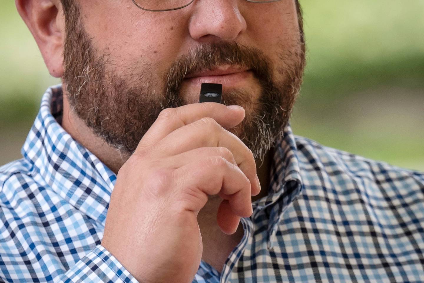 Una persona utiliza un dispositivo de cigarrillos electrónicos Juul Labs Inc. en San Francisco, California, Estados Unidos, el lunes 24 de junio de 2019.