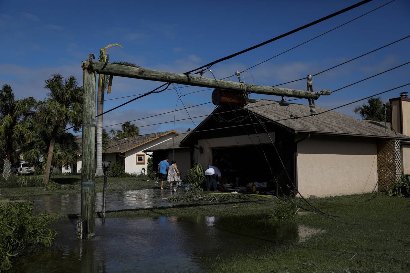 Un poste roto en una calle inundada tras el paso del huracán Ian por Fort Myers, Florida, EE.UU., el jueves 29 de septiembre de 2022.