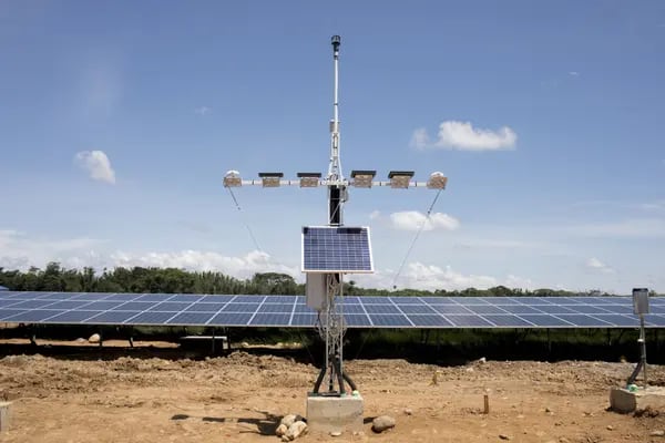 Una estación meteorológica frente a los paneles solares en la planta solar de Ecopetrol SA, operada por AES Colombia, en construcción en Castilla La Nueva, Colombia, el martes 29 de octubre de 2019.