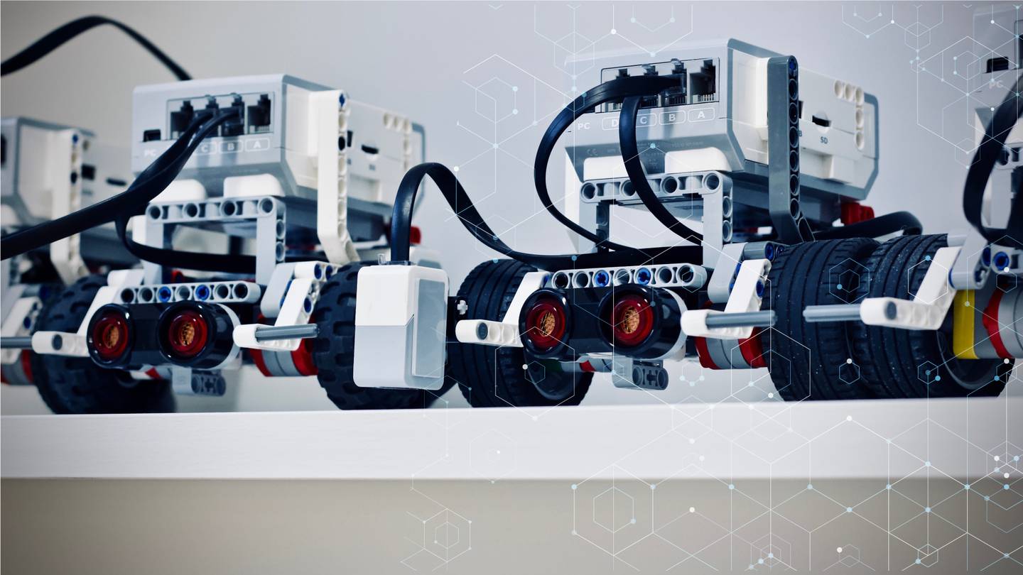 La planta de Pixart cuenta con diez ingenieros y 36 robots.dfd