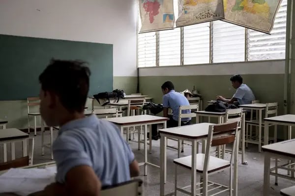 Los estudiantes se sientan en un salón de clases en la escuela Unidad Educativa Estatal Cecilio Acosta en Los Teques, estado de Miranda, Venezuela.