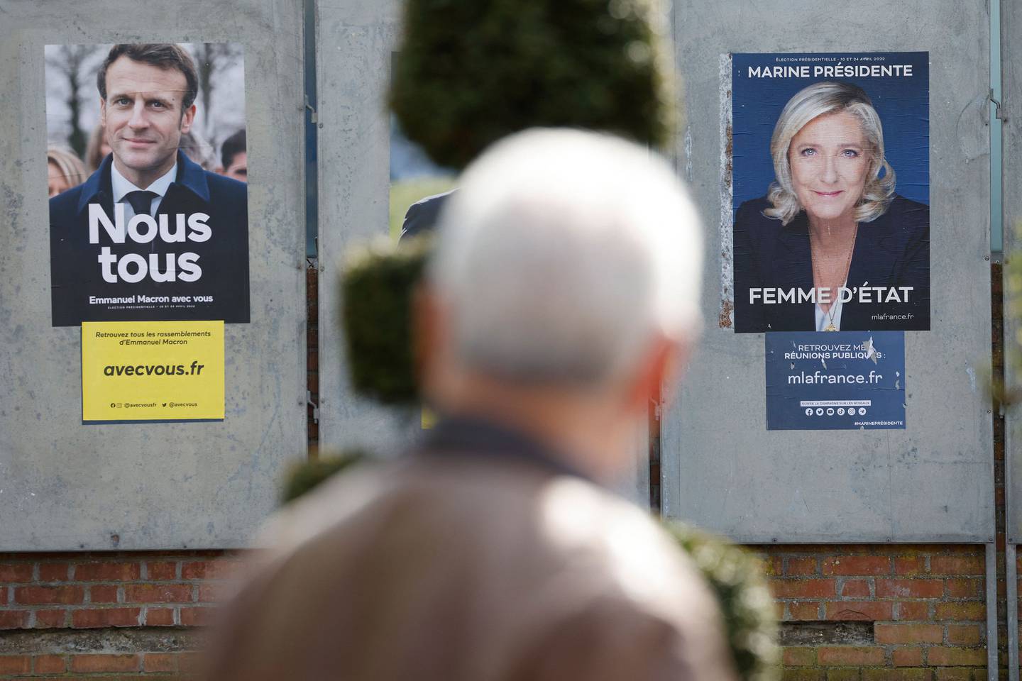 Afiches de Emmanuel Macron y Marine Le Pen