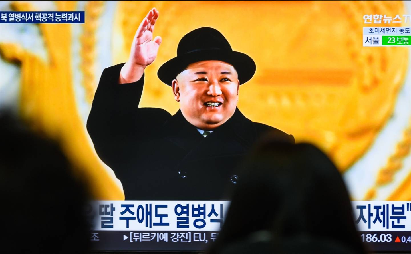 Varias personas observan una pantalla de televisión que muestra un noticiario con una imagen del líder norcoreano Kim Jong-un asistiendo a un desfile militar celebrado en Pyongyang con motivo del 75 aniversario de la fundación de sus fuerzas armadas, en la estación de tren de Yongsan, en Seúl, el 9 de febrero de 2023.  Fotógrafo: Kim Jae-Hwan/SOPA Images/LightRocket/Getty Images