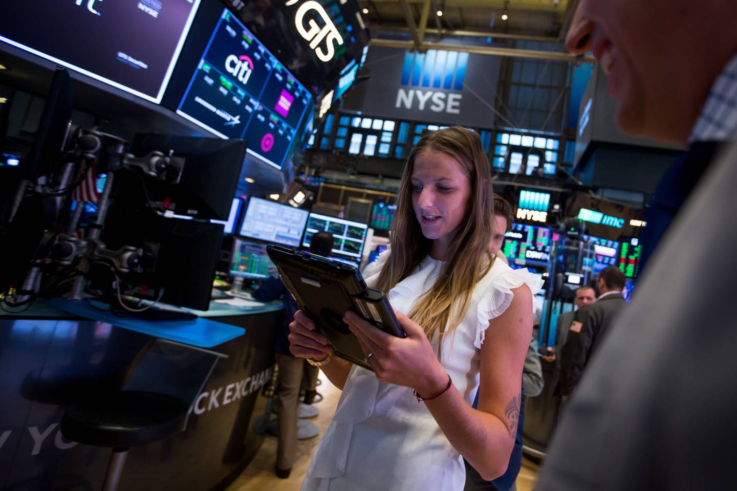 Bolsas de NY caem em dia de forte volatilidade com noticiário sobre guerra
