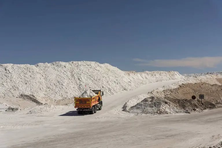 Un camión de cloruro de potasio Albemarle Corp. en la mina de litio en Calama, Antofagasta region, Chile, un martes, 20 de julio, 2021. Albemarle Corp., es el mayor productor de litio del mundo.(Bloomberg/Bloomberg)dfd
