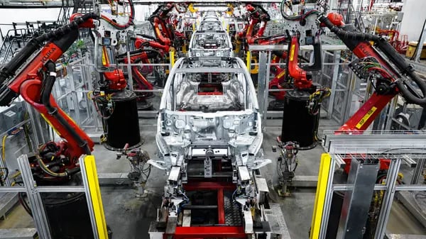 Linha de produção da Tesla: motores do Model 3 e do Model Y já reduziram o consumo de metais raros pesados em um quarto