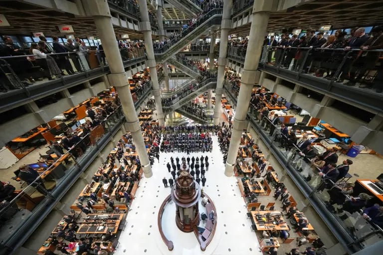 Los empleados se alinean en los balcones y las escaleras mecánicas del edificio de Lloyd’s of London durante el servicio anual de conmemoración del armisticio en Londres, el 12 de noviembre. Fotógrafo: Christopher Furlong/Getty Imagesdfd