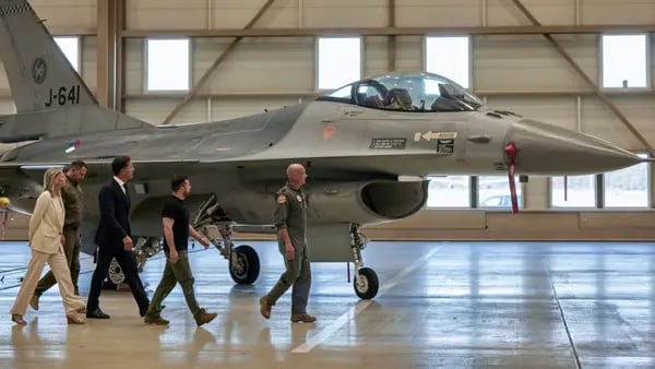 Dos aliados de la OTAN se comprometen a enviar a Ucrania F-16 para luchar contra Rusiadfd