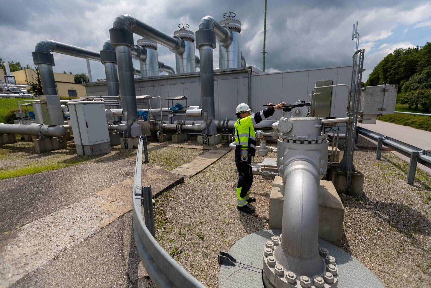 Un empleado ajusta una válvula de control en la instalación de almacenamiento de gas natural de Uniper SE Bierwang en Muhldorf, Alemania.