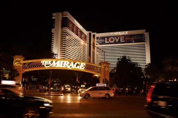 Vehículos pasan frente a MGM Resorts International The Mirage Resort & Casino en Las Vegas, Nevada, el miércoles 25 de abril de 2018. MGM Resorts reportó ingresos para el primer trimestre que cumplieron con la estimación promedio de los analistas.