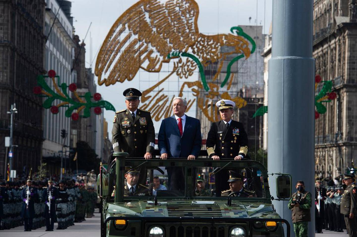 AMLO en su calidad de presidente de los Estados Unidos Mexicanos y comandante supremo de las Fuerzas Armadas pasa revista a las tropas que desfilaron el 16 de septiembre para conmemorar el Inicio de la Independencia de México. (Cortesía: Gobierno de México)dfd