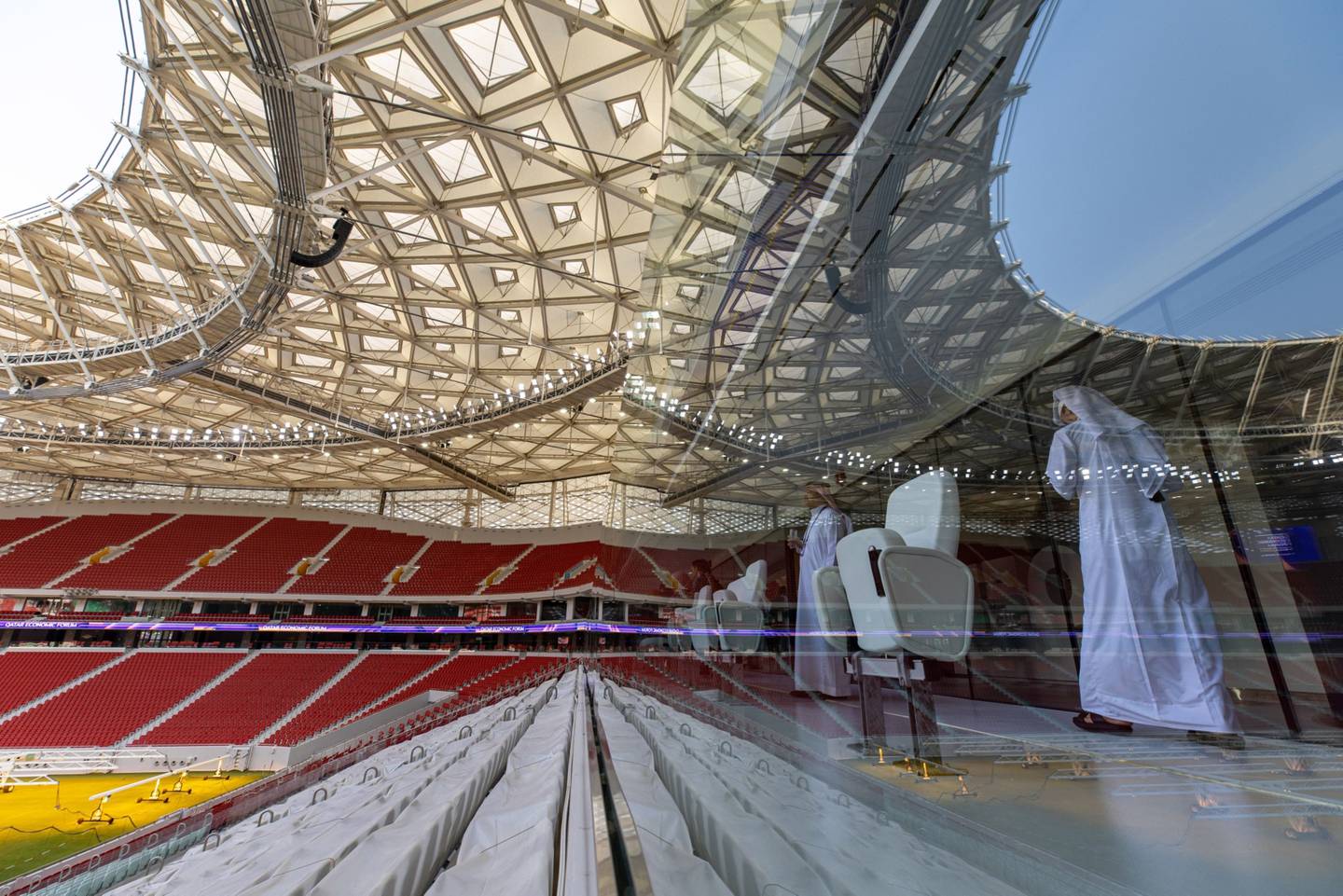 Visitantes dentro de un palco ejecutivo durante una visita al estadio de fútbol Al Thumama en Doha, Qatar.
