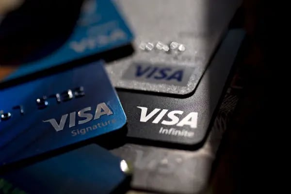 Las tarjetas de crédito y débito de Visa Inc. se disponen para una fotografía en Washington, D.C., Estados Unidos, el lunes 22 de abril de 2019. Fotógrafo: Andrew Harrer/Bloomberg