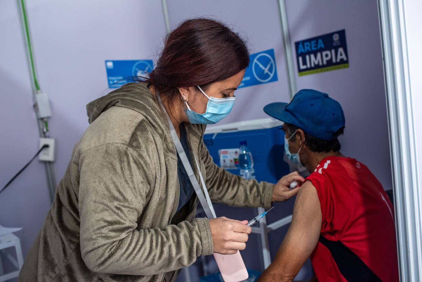 Un trabajador de la salud administra una dosis de una vacuna contra eñ covid-19 en Santiago, Chile.dfd