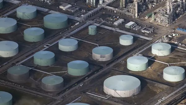 Petróleo baja tras reportarse que Arabia Saudí está debatiendo un aumento de la OPEPdfd