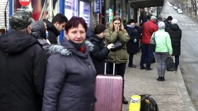 Moradores com seus pertences aguardam transporte público em Kiev, Ucrânia, na quinta-feira, 24 de fevereiro de 2022