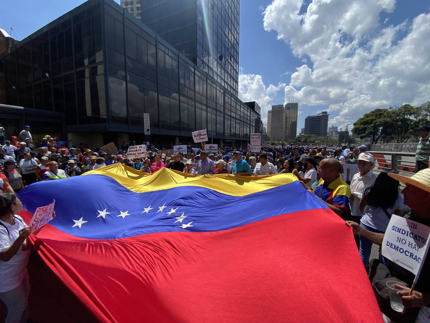 Trabajadores marchan en Venezuela a propósito de su día por exigencias salariales / Foto Raylí Luján