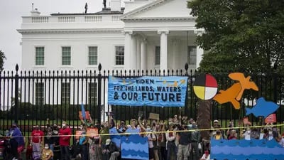 Manifestantes se reúnen durante una protesta por el cambio climático.