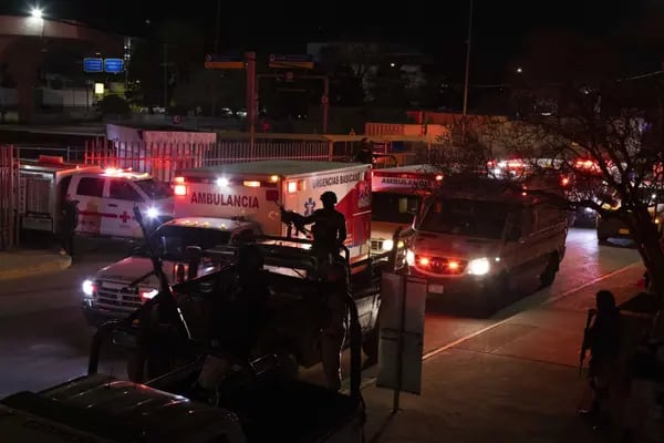 Ambulancias y miembros del Ejército Mexicano frente al Instituto Nacional de Migración (INM) luego de un incendio en Ciudad Juárez, México, el lunes 27 de marzo de 2023. Fotógrafo: Nicolo Filippo Rosso/Bloomberg
