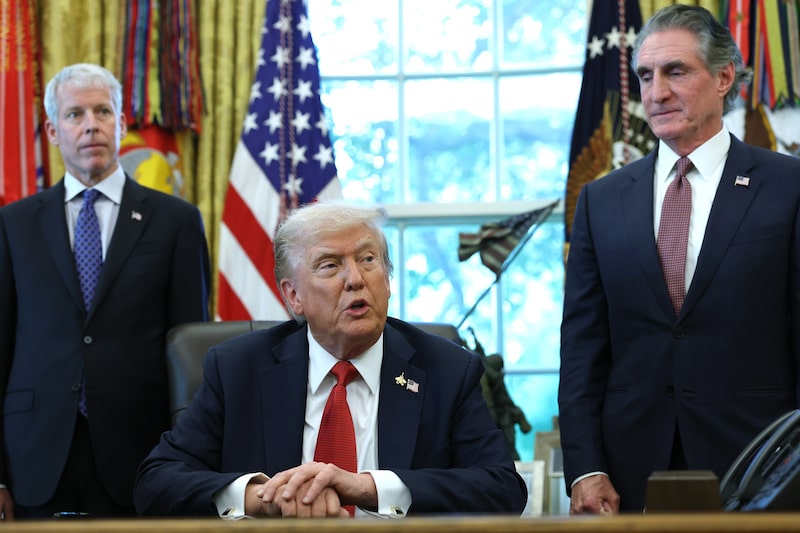 El presidente Donald Trump con el secretario de Energía, Chris Wright, a la izquierda, y el secretario del Interior, Doug Burgum, a la derecha, en el Despacho Oval de la Casa Blanca en Washington. Fotógrafa: Anna Moneymaker/Getty Images El presidente Donald Trump con el secretario de Energía, Chris Wright, a la izquierda, y el secretario del Interior, Doug Burgum, a la derecha, en el Despacho Oval de la Casa Blanca en Washington. Fotógrafa: Anna Moneymaker/Getty Images