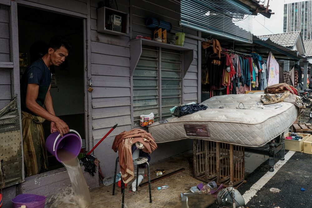 A resident bails out flood water from a home in Padang Jawa, Selangor, Malaysia, Dec. 20, 2021.  Photographer: Samsul Said/Bloomberg A resident bails out flood water from a home in Padang Jawa, Selangor, Malaysia, Dec. 20, 2021.  Photographer: Samsul Said/Bloomberg