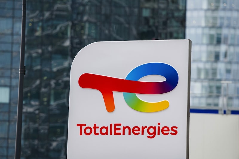 Un logotipo en la estación de recarga para vehículos eléctricos de TotalEnergies SE en París, Francia. Fotógrafo: Nathan Laine/Bloomberg. Un logotipo en la estación de recarga para vehículos eléctricos de TotalEnergies SE en París, Francia. Fotógrafo: Nathan Laine/Bloomberg.