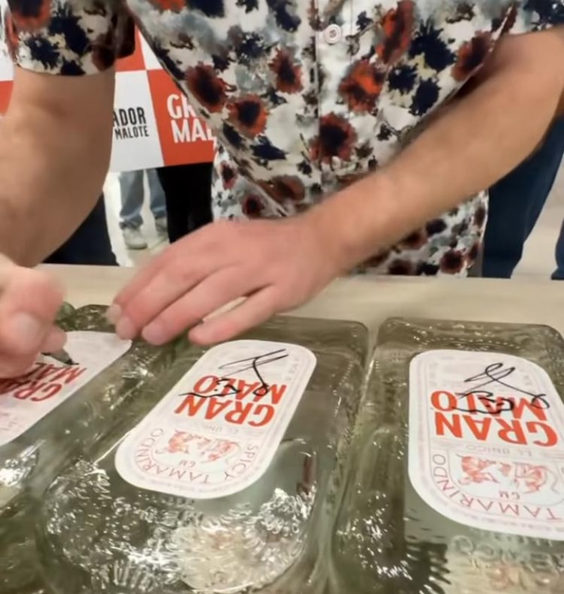 Luisito Comunica firma botellas en Ecuador Luisito Comunica firma botellas en Ecuador