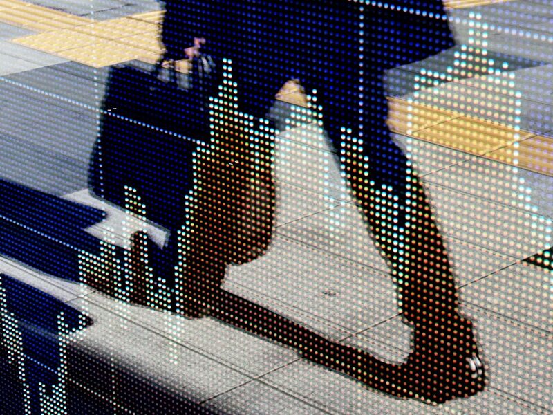 Primeiros negócios apontam realização de ganhos com futuros em Wall Street e busca por barganhas nas praças europeias Primeiros negócios apontam realização de ganhos com futuros em Wall Street e busca por barganhas nas praças europeias